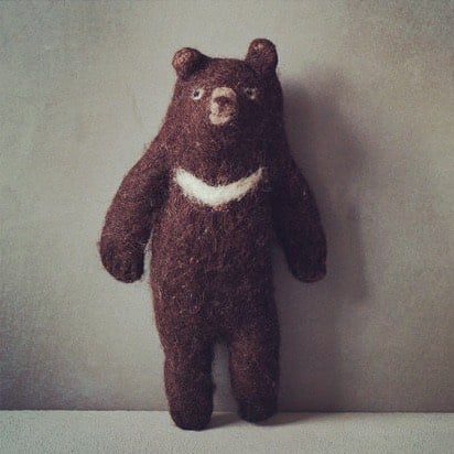 ▲ニードルパンチで形作ったツキノワグマ　公文美和／写真 「手のひらの動物　羊毛でつくる絶滅危惧種」(主婦の友社) 