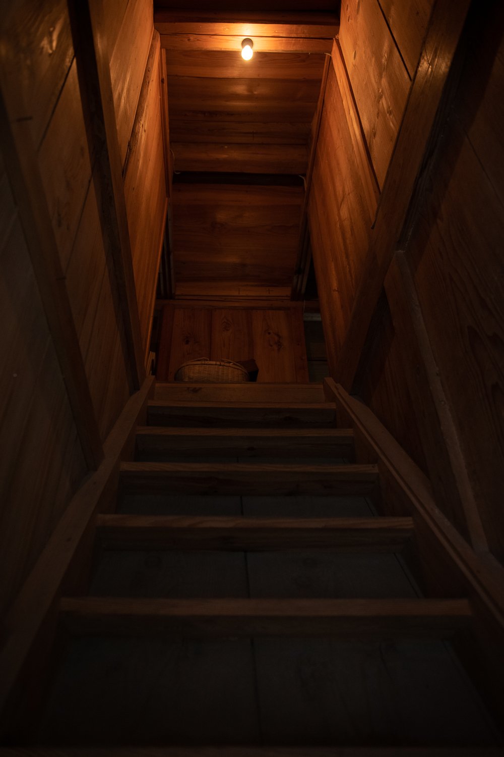 ▲これからアトリエとして整えていく予定の離れ。２階へ続く階段。