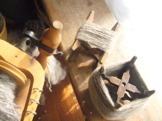 ▲撚りどめした糸と紡ぎ車