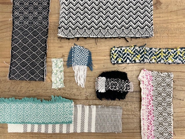 ▲trois tempsで生み出された生地のスワッチ。リネン、カシミヤ、コットンなど素材も多岐にわたる。