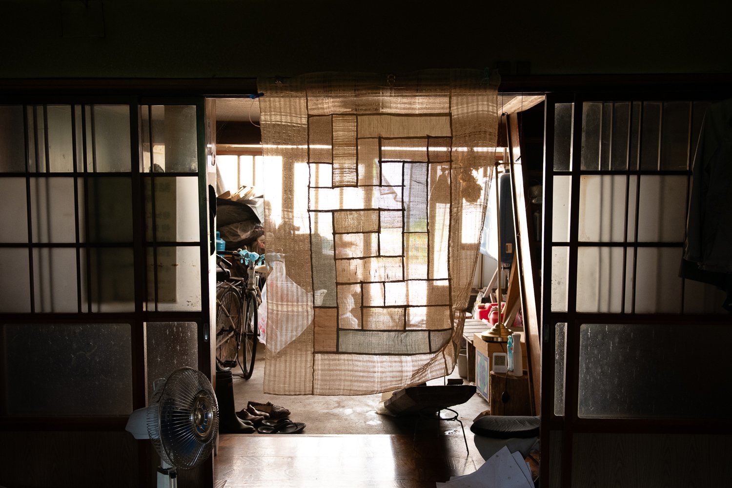 ▲土間と部屋の間の目隠し布は瀧さんが体験生時代に織ったもの。