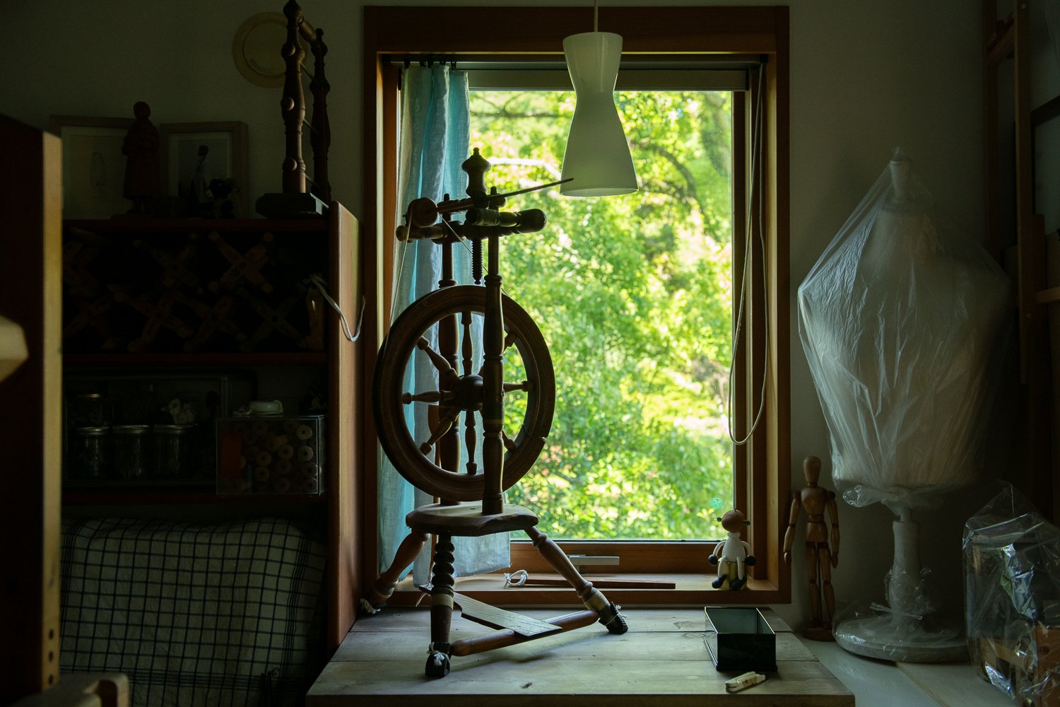 ▲管巻き用にしている古い小さな紡ぎ車。