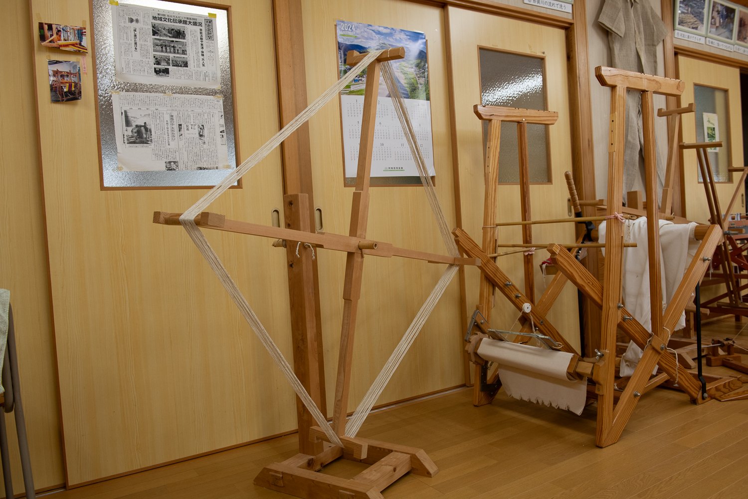 糸を灰汁で炊いた後に長さを測り伸ばして乾かす▲綛(かせ)車。