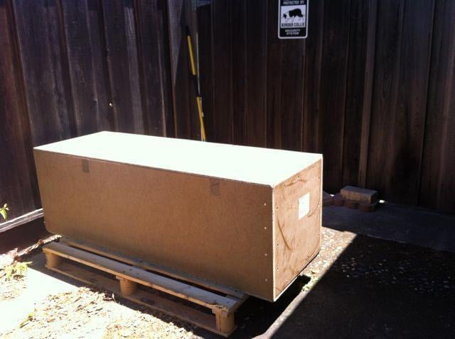 ▲機織り機がスウェーデンからアメリカの家に届いたときの様子。