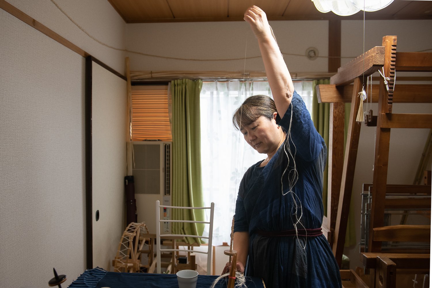 ▲撚りをかけて巻き取る作業。