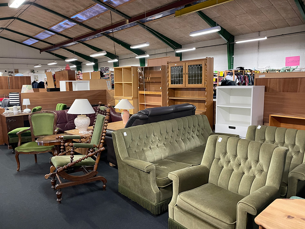 ▲倉庫のような店内に沢山の中古品が並んでいます。