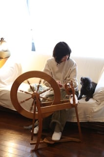 ▲紡ぎのスペースは自宅のリビング　「きほんの糸紡ぎ」（誠文堂新光社）より　撮影：公文美和