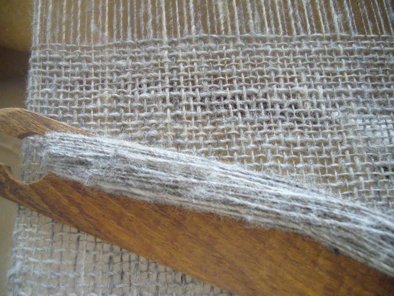 ▲リジット機で作った手紡ぎ手織りのストールは家族の成長とともに和にも洋にも活躍 。おくるみから成人式まで