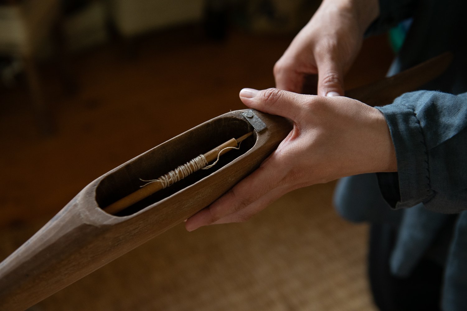 ▲打ち込みを筬でするのではなく、代わりに杼（ひ）で打ち込む。そのため独特の形状をしている。