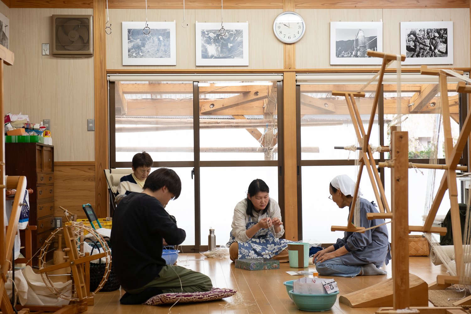 ▲地域の方が集まって糸績みを学んでいる。