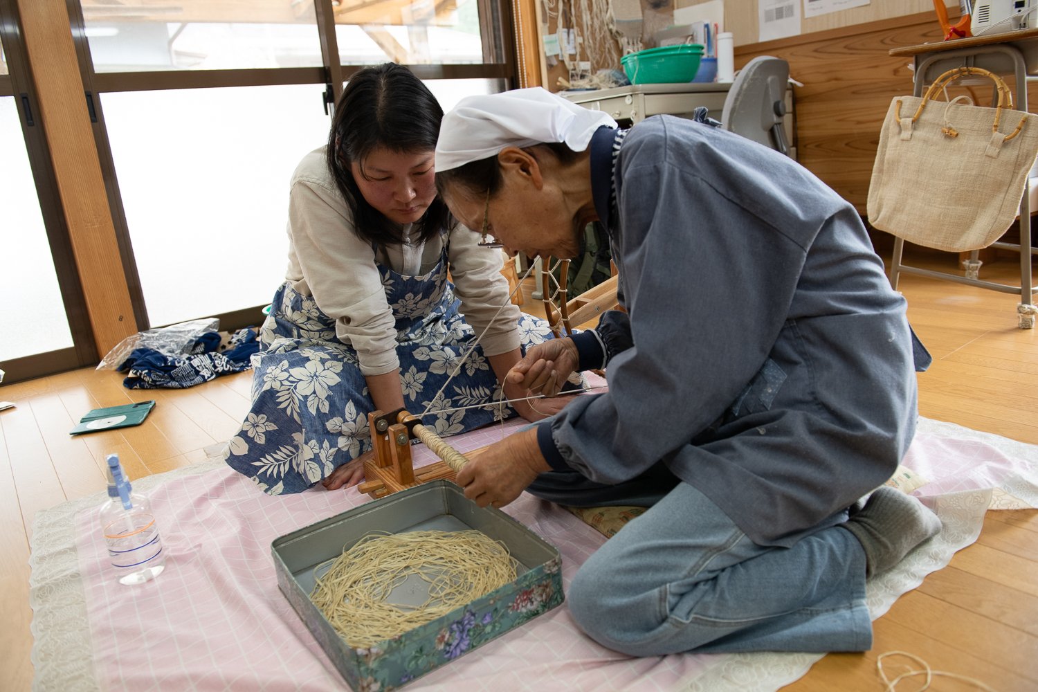 ▲約40年の経験のある先輩が丁寧に技術を伝えている。