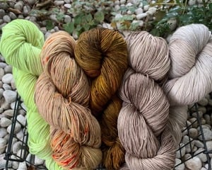 ▲羊毛レッスンで染めた毛糸たち