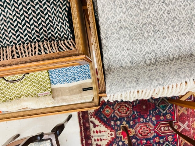 ▲カシミアのストールは空気のように軽く、人が羽織ると輝きを増す。