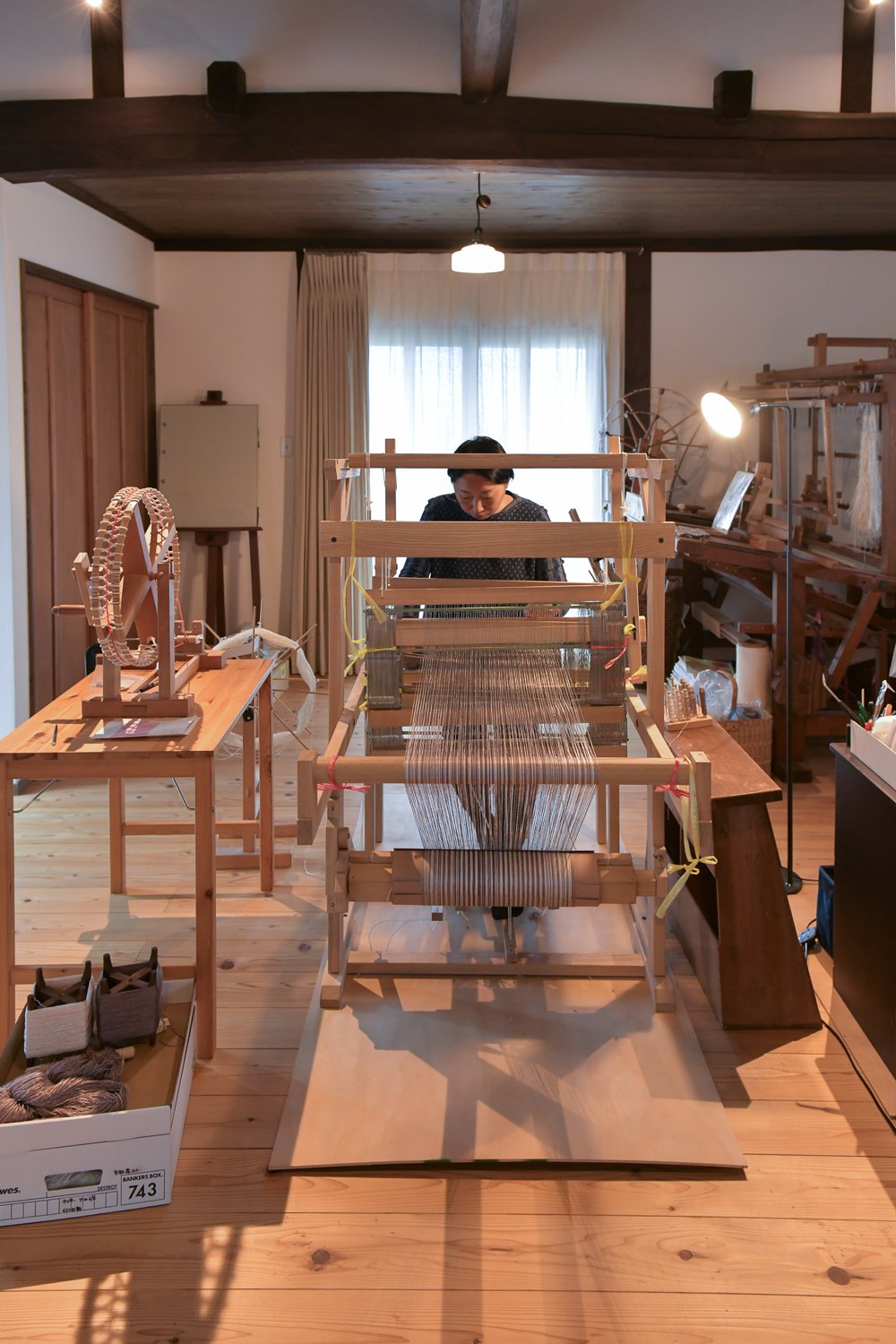 ▲長谷川由希さんの手仕事場。セツ木工所のろくろ式機織を使用。