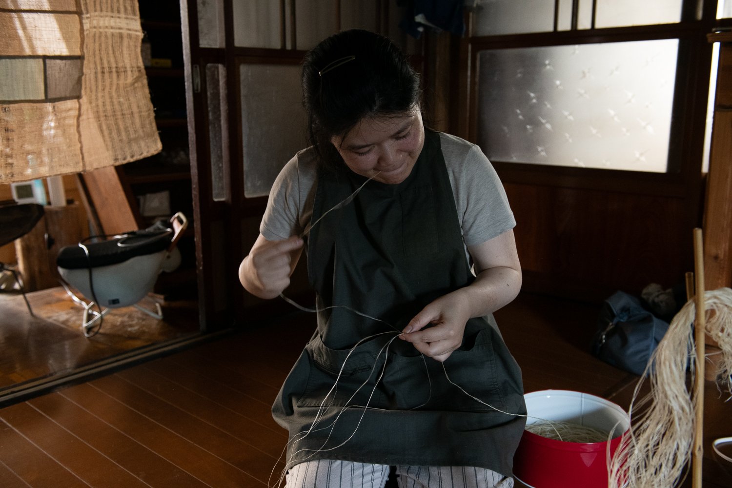▲割いた繊維を湿らせて繋いでいく。