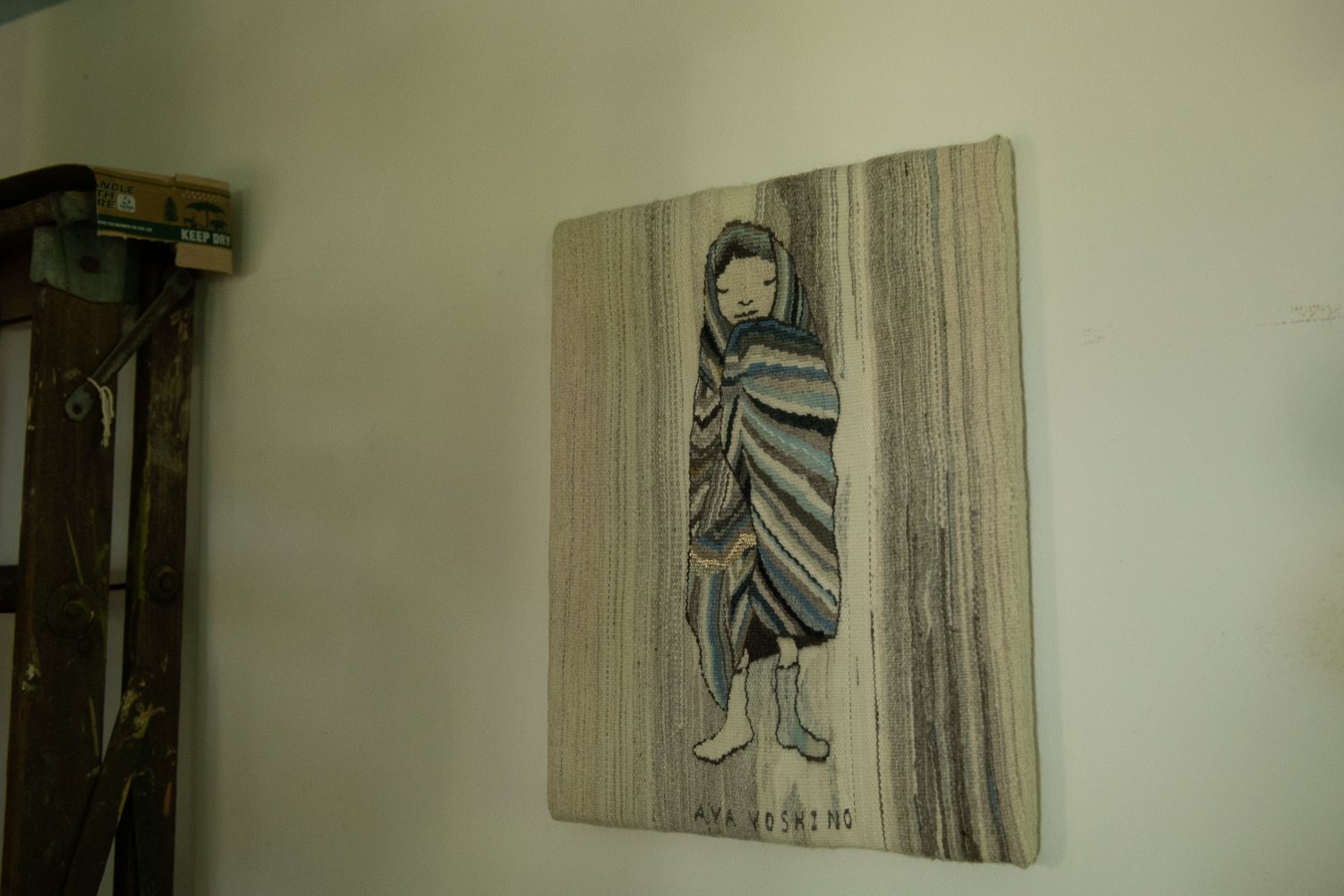 ▲吉野さんの制作活動をイメージしてBonamiさんが描いたロゴデザインのイラストを元に織り上げた作品。