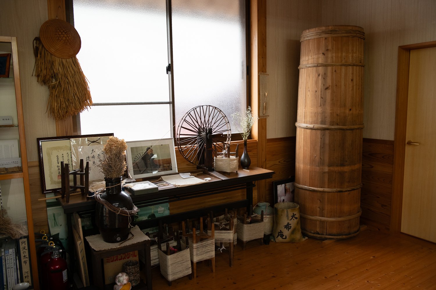 ▲太布庵に並ぶ道具と説明資料の展示。