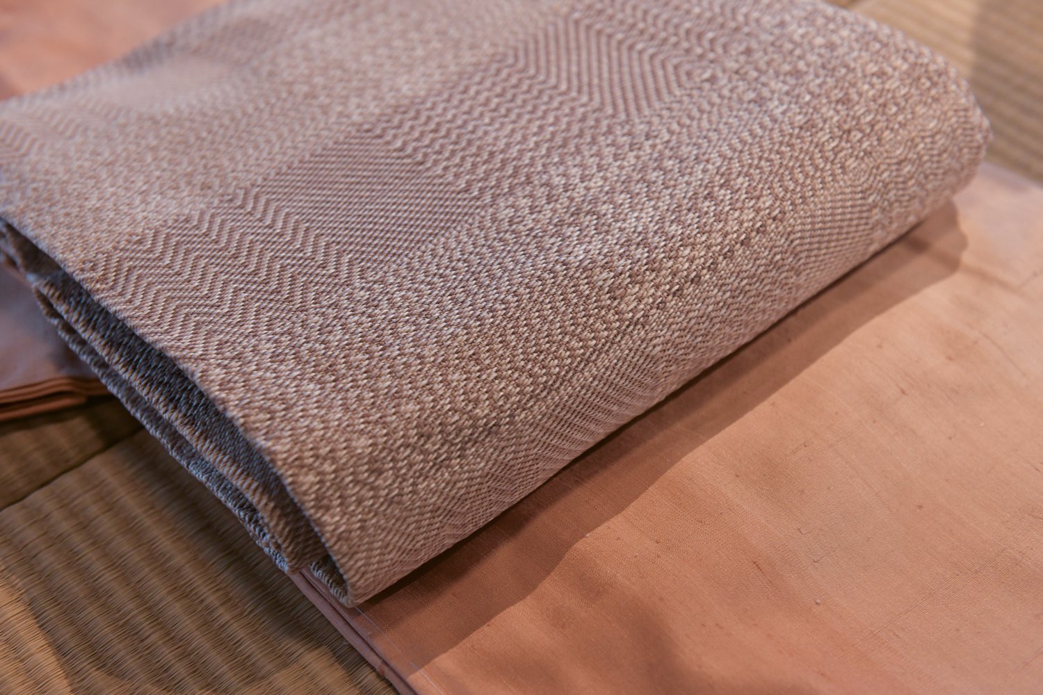 ▲京都造形大学卒業制作 九寸名古屋帯「梅薫る」絹 天然染料(梅)変化織