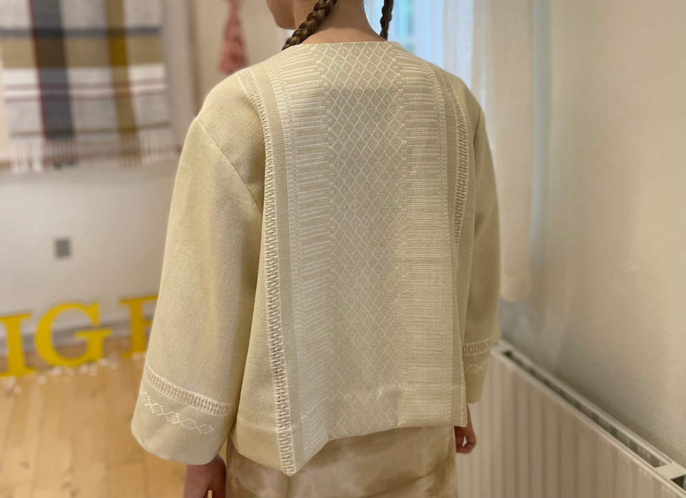 ▲テーブルクロスを使って作ったジャケット。