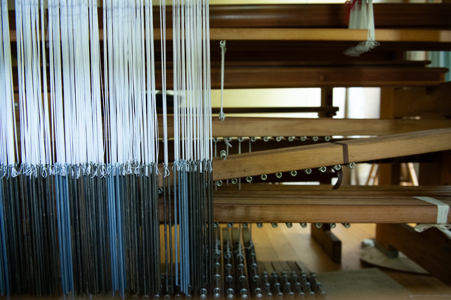 ▲綜絖のおもりと織り機の脚元