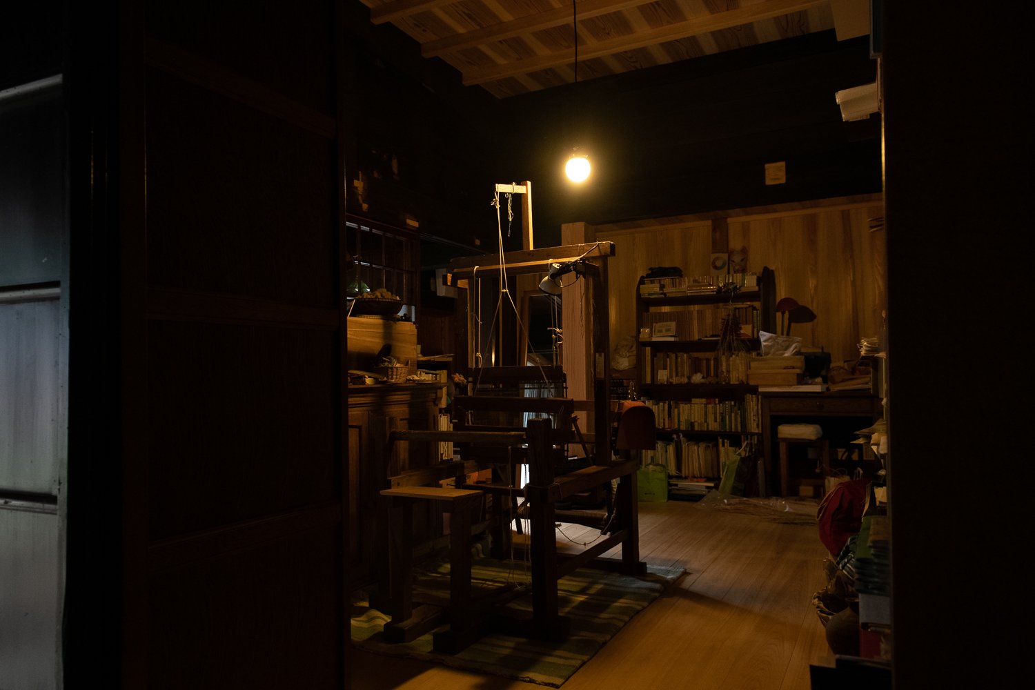 ▲玄関を入ってすぐのところが織りの部屋。