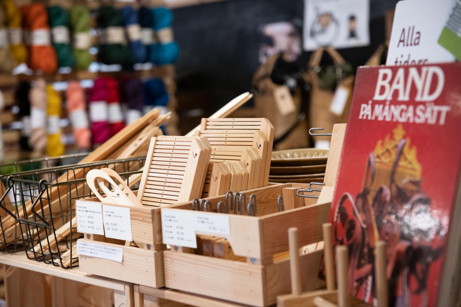 △デザイナーのご主人が作るバンド織りキット。店舗・オンラインストアで購入可。