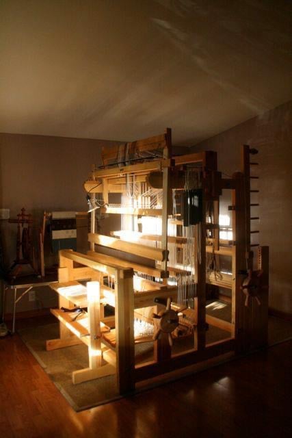 ▲アメリカで住んでいた家のアトリエにダマスク織の機を設置。