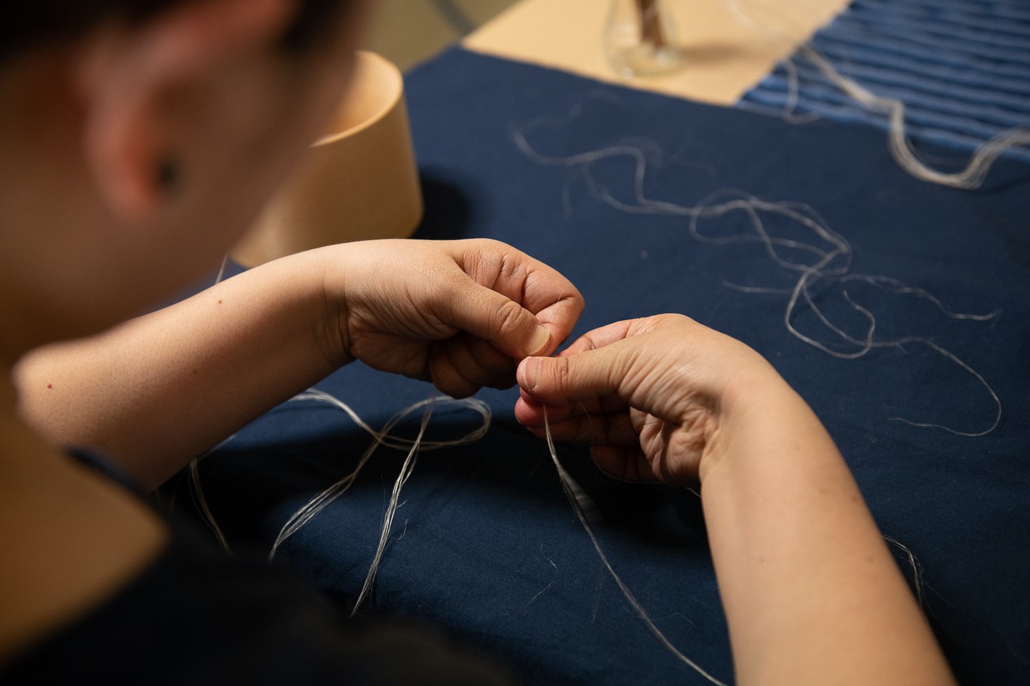   ▲おお麻の繊維をつないでいく。