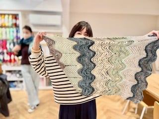 ▲オリジナルの糸やサンプルニットが並ぶ店内はいつも賑やか。羊毛レッスンでは染め織りSHIROさんの紡ぎ車も活躍しています。