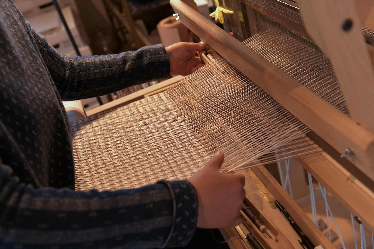 ▲制作中の千鳥格子の帯。太い絹糸を使用。