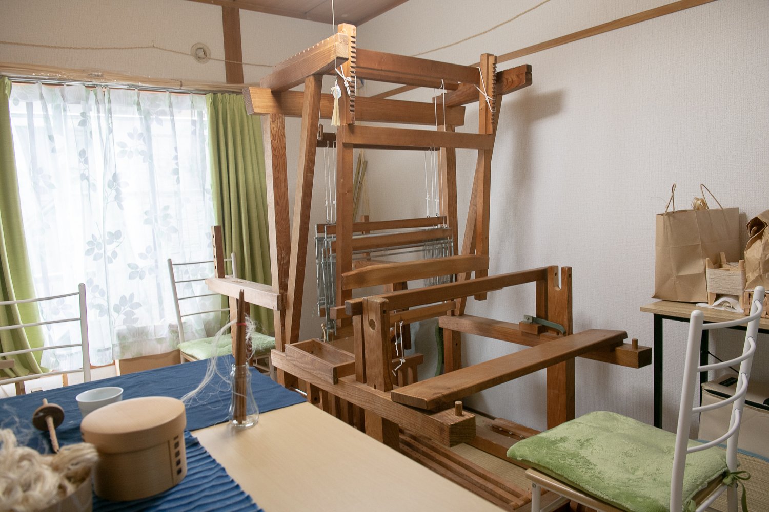 ▲績んだ糸から布を織るための高機。