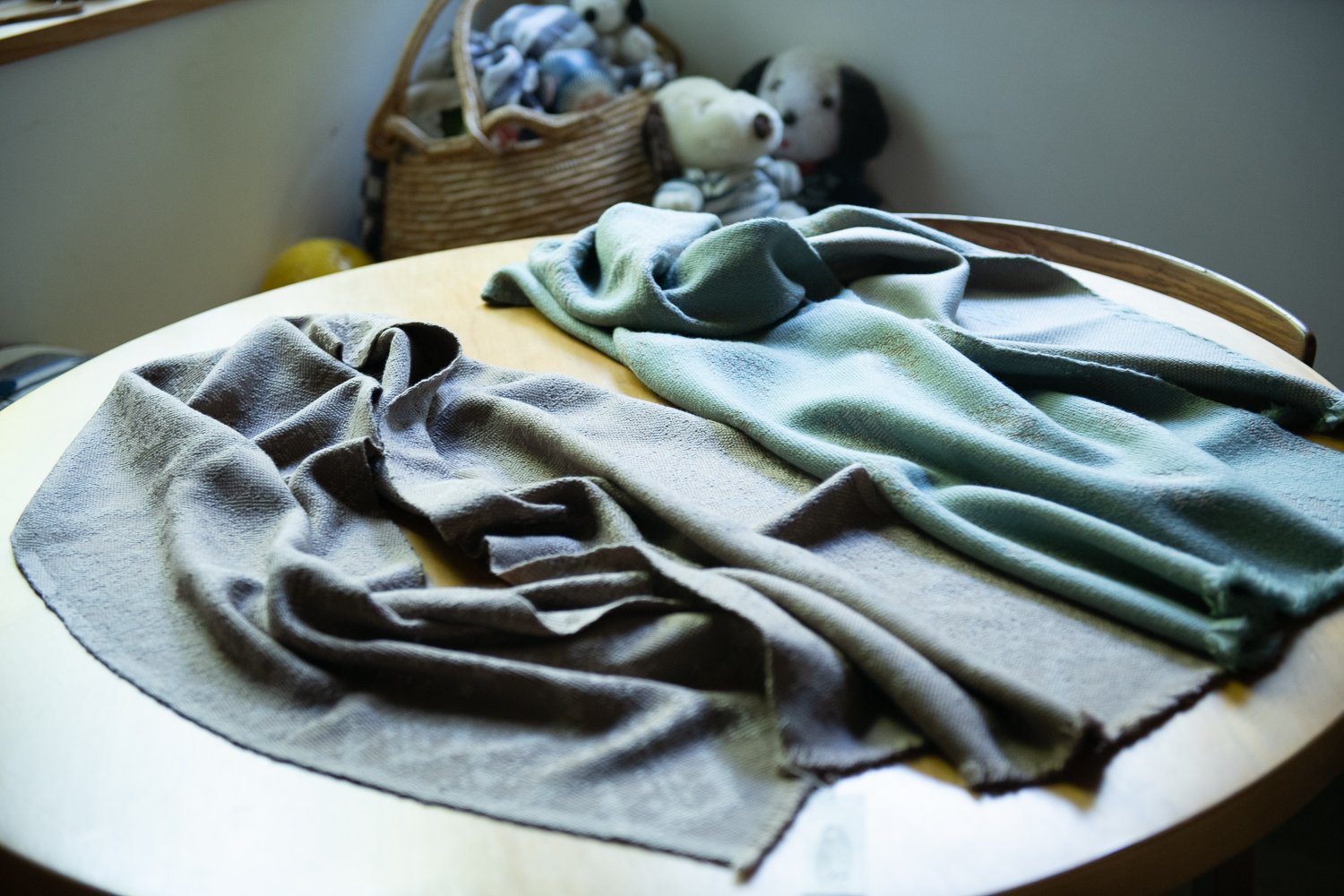 ▲ダマスク織りのマフラー。