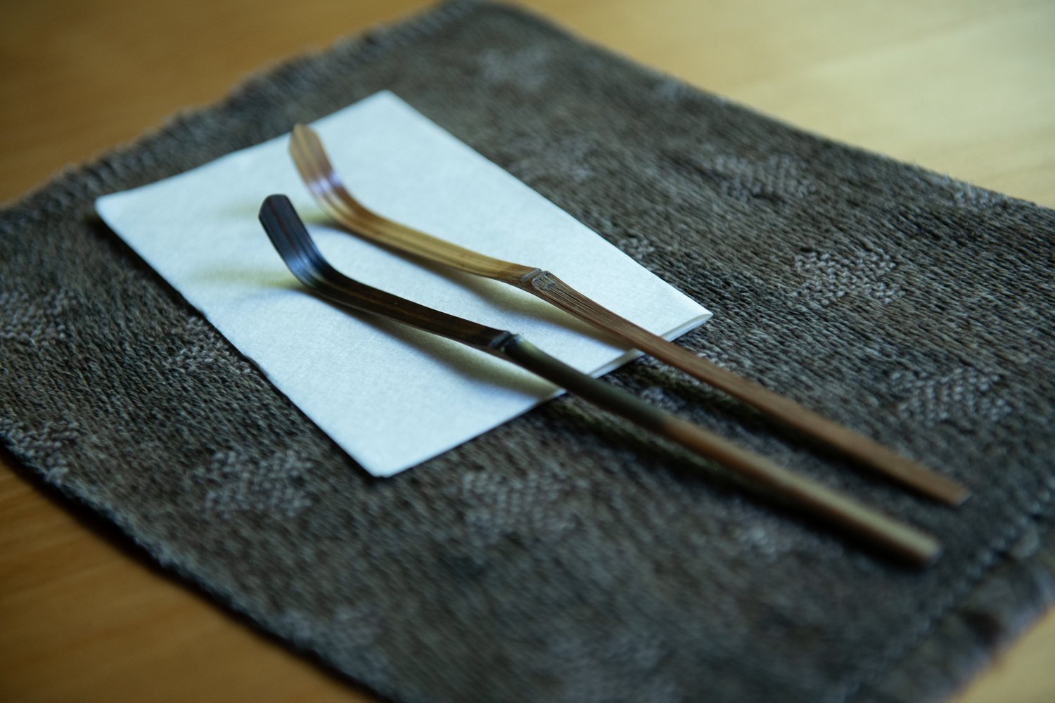 ▲吉野さんが制作した茶杓。 煤竹（すすだけ）を削り、炙ってカーブをつけたもの。