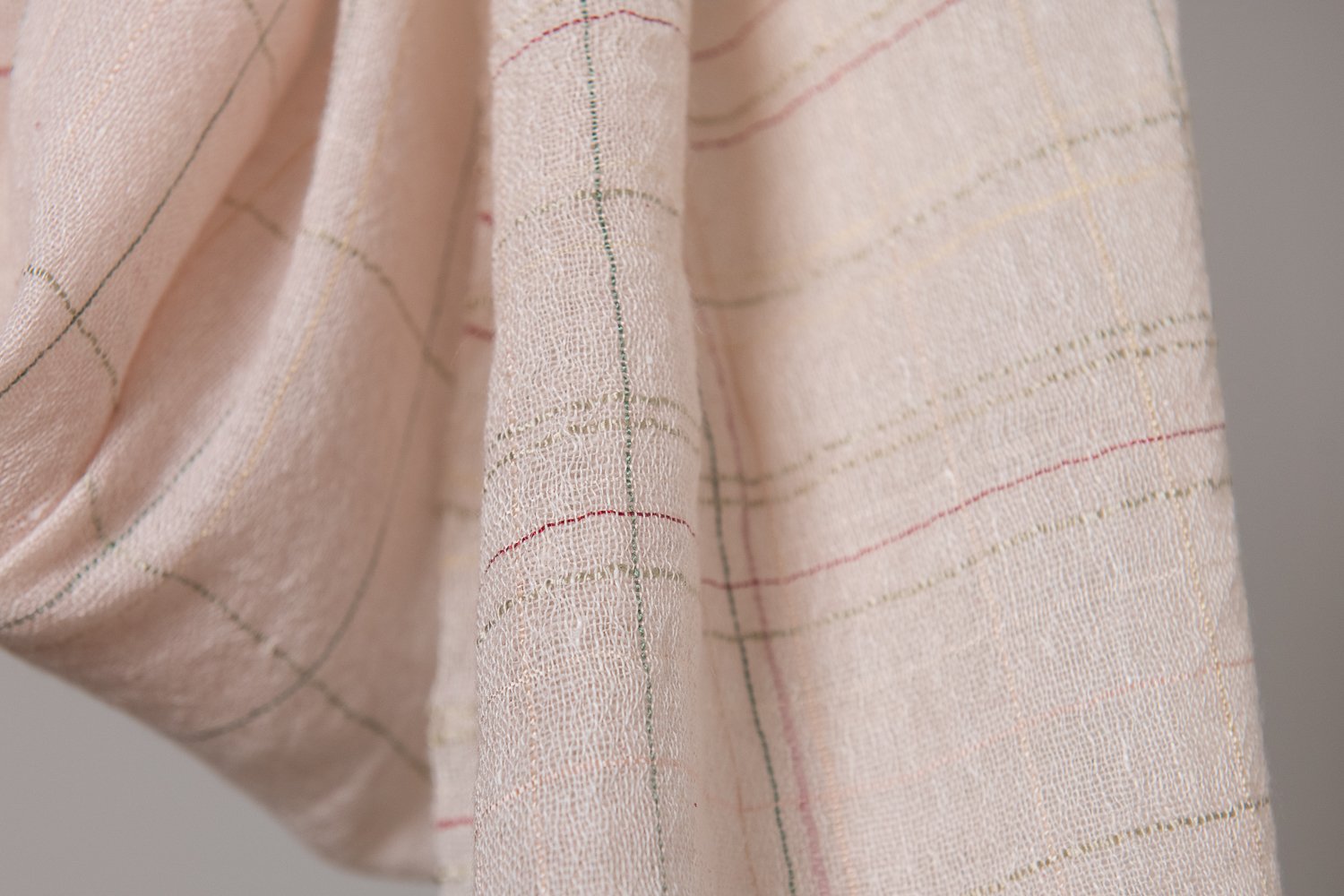 ▲経糸にリネン、緯糸にカシミヤ、花をイメージしたシルクのラインが入っています。