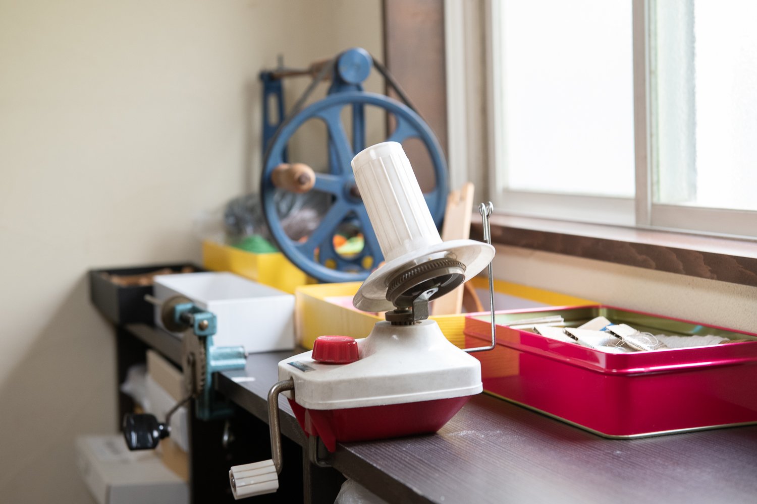 ▲管巻や玉巻機などの道具は織りながら使えるようにすぐ手の届くところに配置。