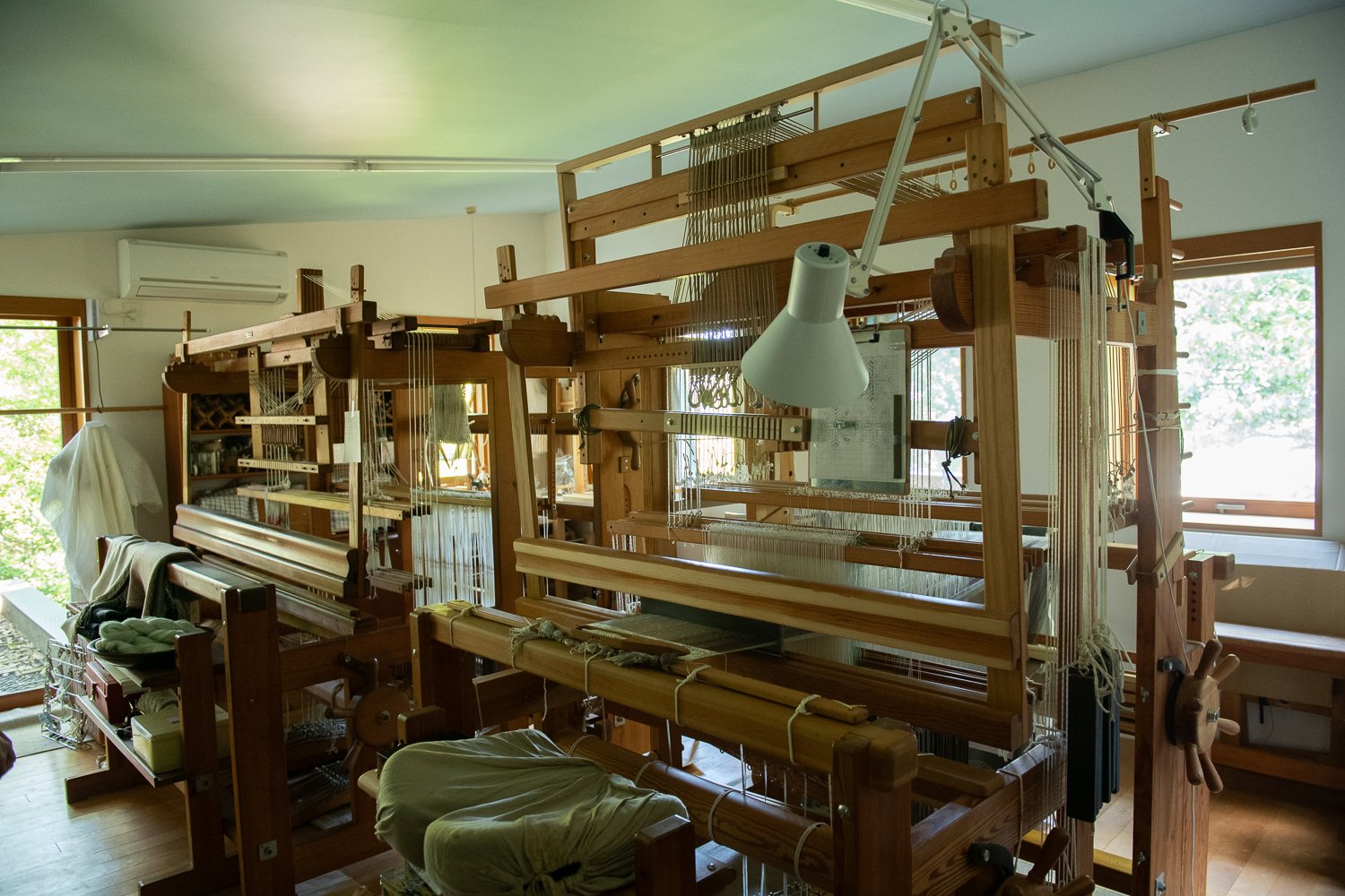 ▲アトリエに並ぶダマスク織りの機。