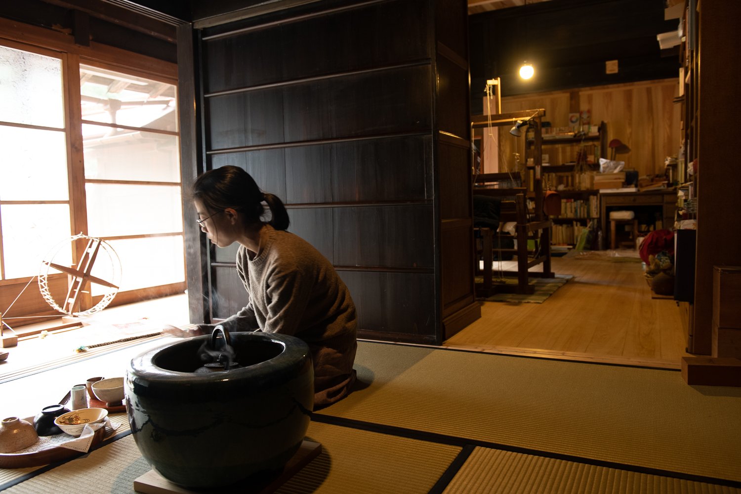 ▲床の間のある和室でお抹茶と手作りの和菓子で迎えてくださった大苗さん。後方には機の部屋が見える。