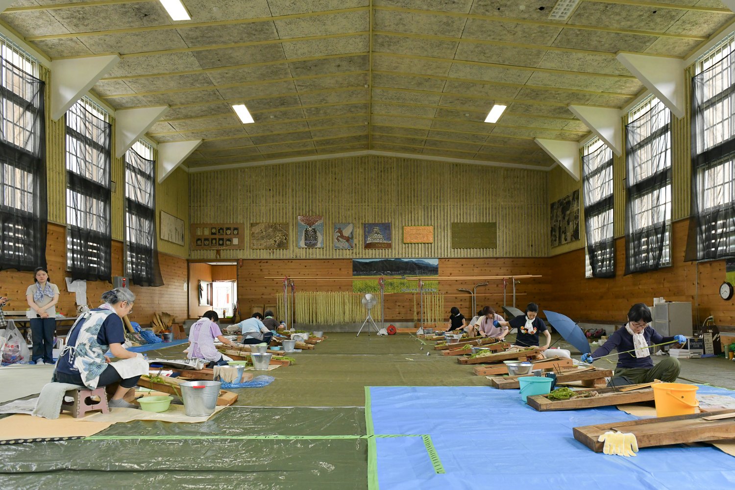 ▲体験生と熟練の先輩たちが同じ場所で黙々と からむし引き をしていた。