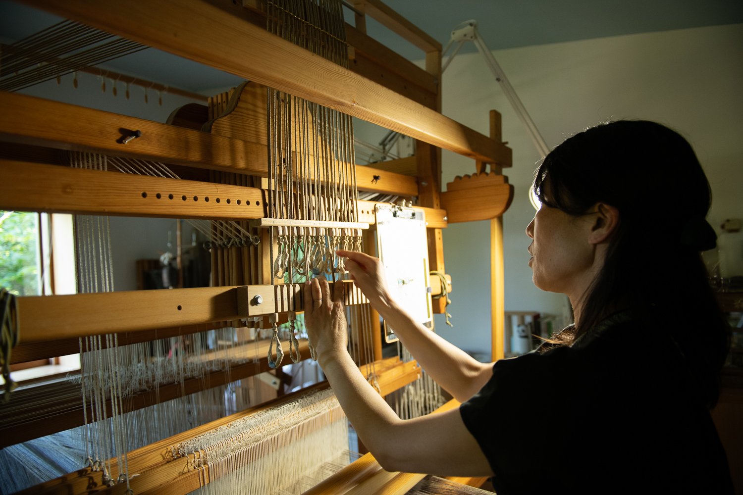 ▲ペグを引いて文様を描く。