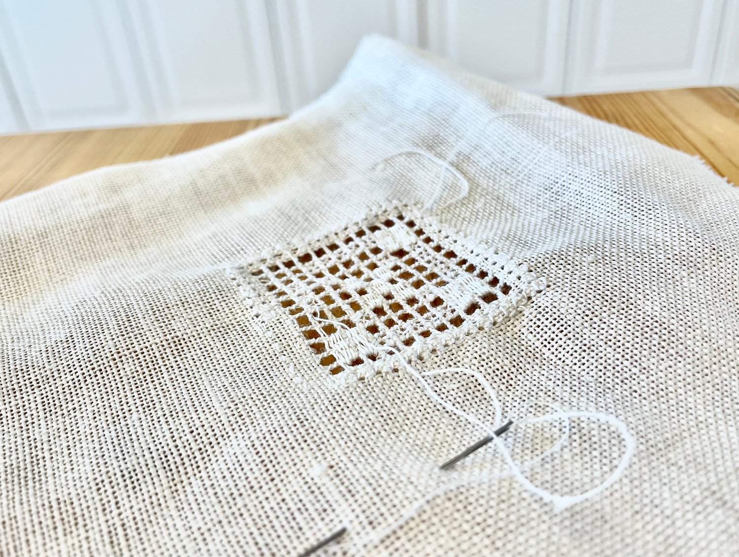 ▲デンマークの伝統的な⽩⽷刺繍「 HEDEBO 」