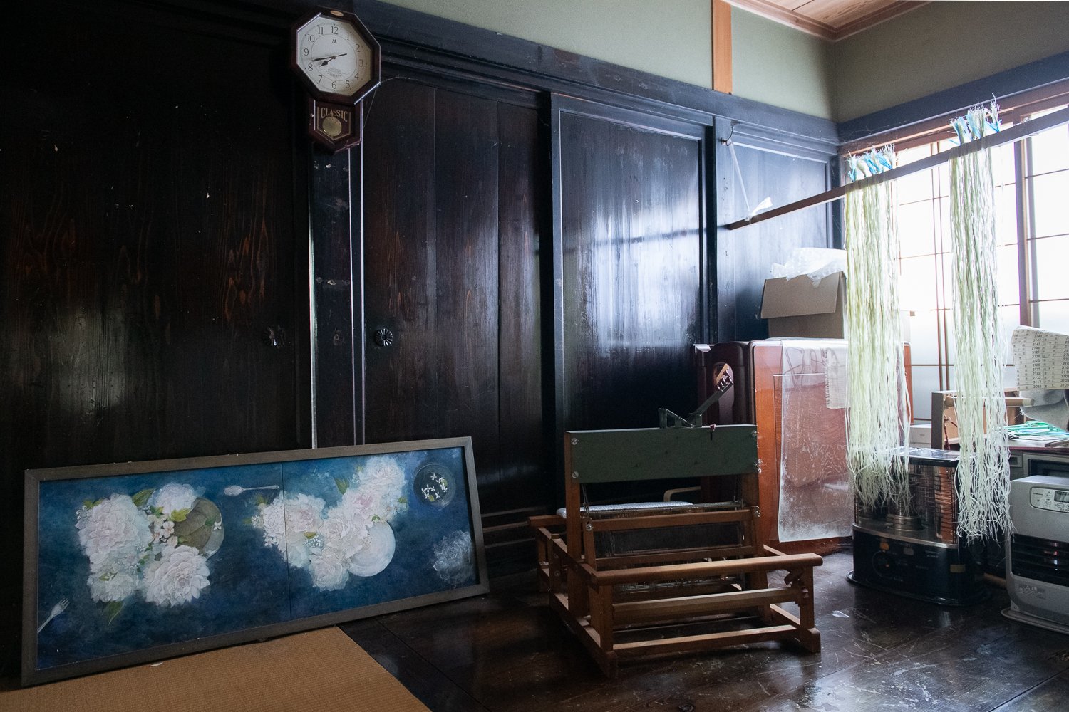 ▲陰干ししている部屋には瀧さんの日本画作品や織機がある。