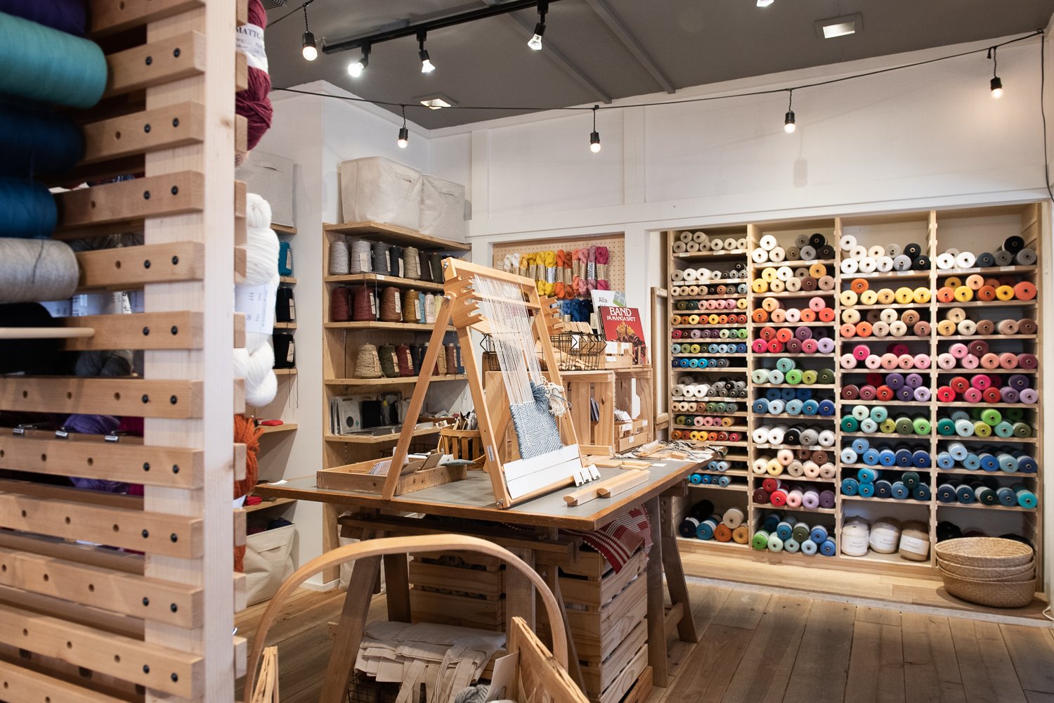 △糸や道具が並ぶ店内。