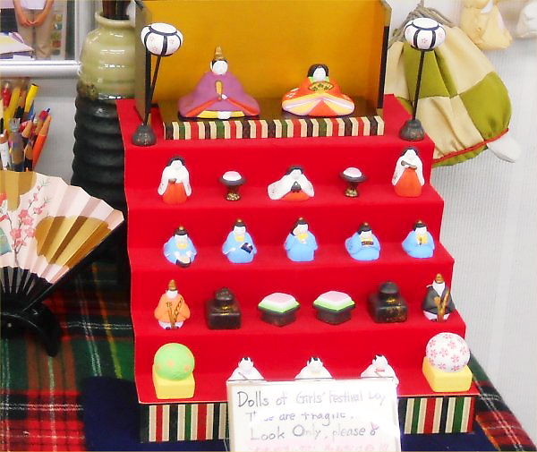 A tiered stand for displaying dolls put on 2014.01.18 (Sat)