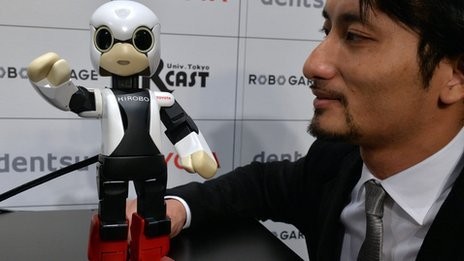 (Kirobo)：Tomotaka Takahashi with his creation <From BBC-Asia>