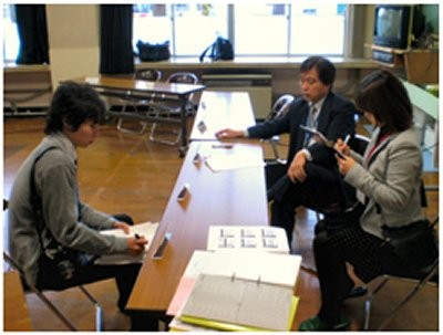 報道陣からインタビュー中の古澤 正校長