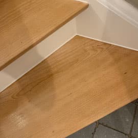 Escalier hêtre vernis et peint blanc à Lasne par Qualideco