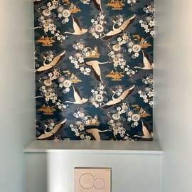 Papier peint oiseaux bleu marine WC Qualideco Ottignies