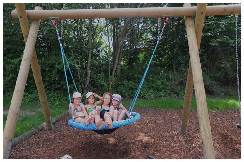 Spielplatz mit Vogelnestschaukel