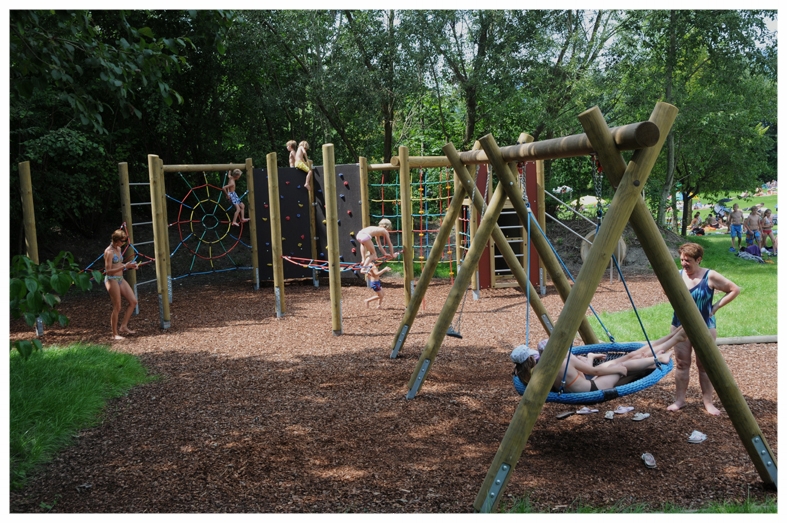 Spielplatz mit Seilbahn, Vogelnestschaukel, Kletteranlage, Kletternetzen, Kletterseilen, Sprossenwand und Spieltürmen