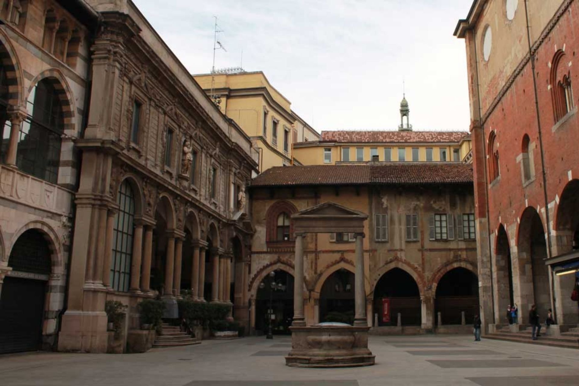 Sei piazze al centro del potere Milano